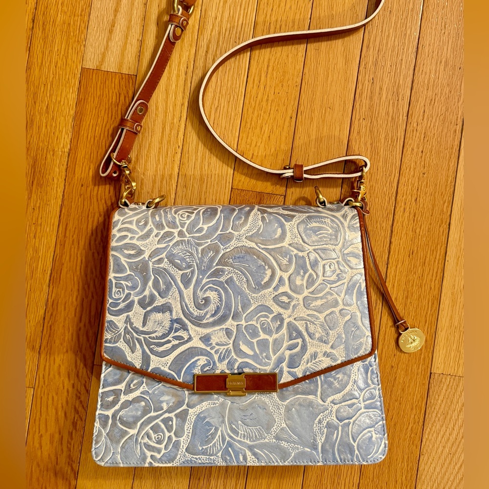 Brahmin shoulder/cross body bag
Light blue, white and brown strap